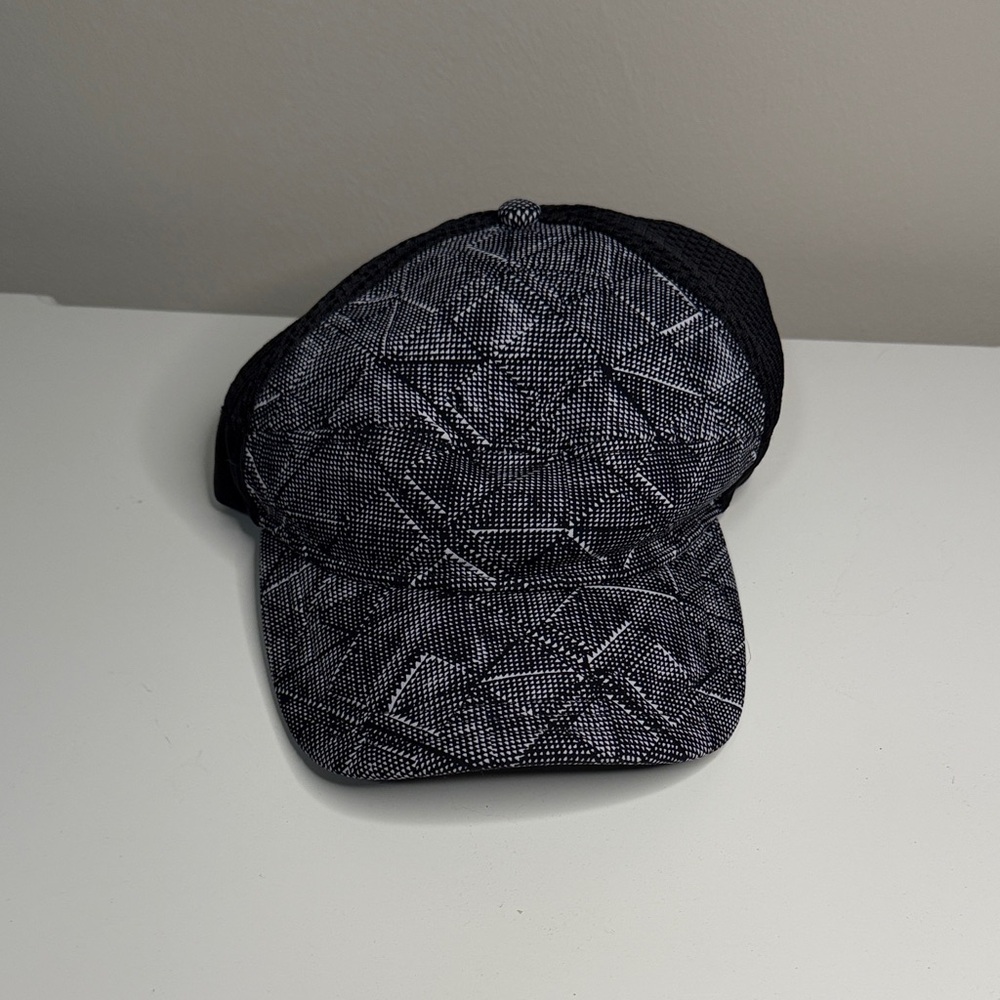 Lululemon Athletica Black and Gray Patterned Hat